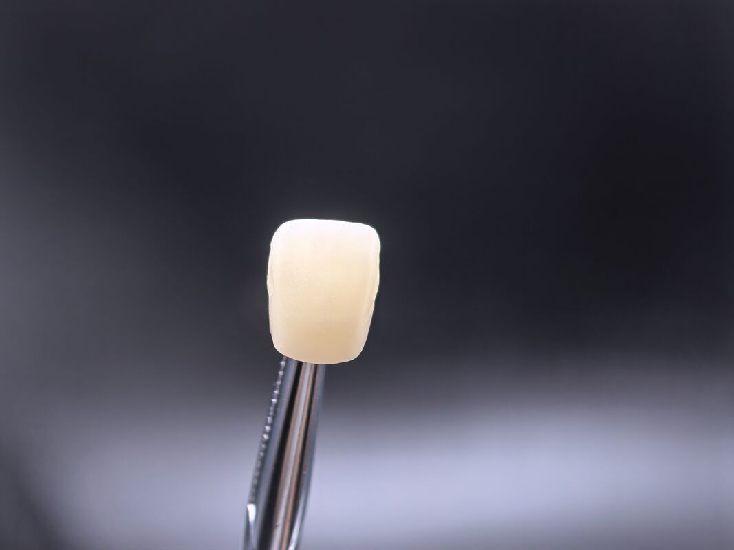 天然の審美的な前歯修復用に設計された、強度650MPa、高速CAD/CAM加工に対応した歯科用ジルコニアブロック