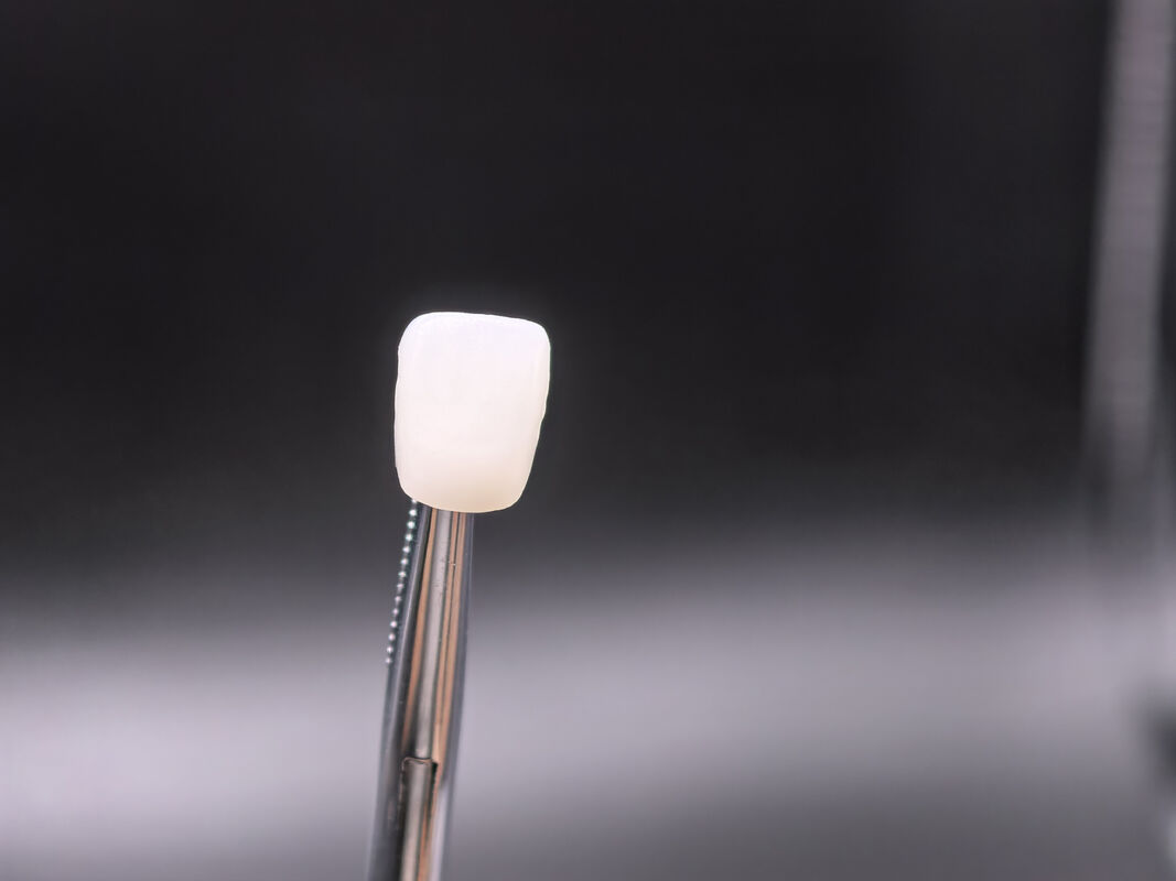 天然の審美的な前歯修復用に設計された、強度650MPa、高速CAD/CAM加工に対応した歯科用ジルコニアブロック
