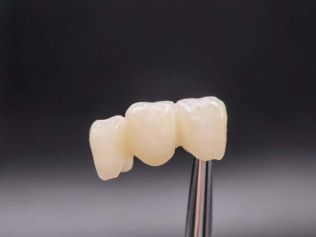 天然の審美的な前歯修復用に設計された、強度650MPa、高速CAD/CAM加工に対応した歯科用ジルコニアブロック