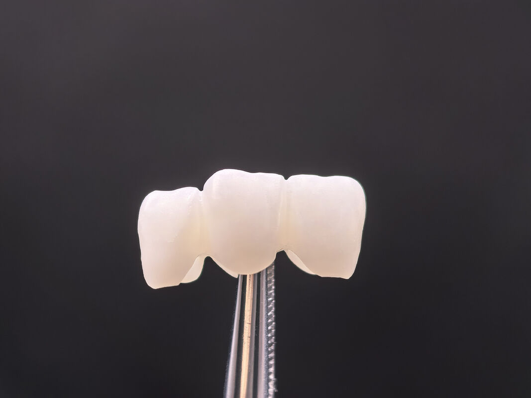 天然の審美的な前歯修復用に設計された、強度650MPa、高速CAD/CAM加工に対応した歯科用ジルコニアブロック